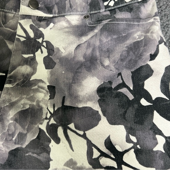 HUE Ladies Gray/White Floral Leggings/Jeggings - Size Large. - Picture 6 of 15